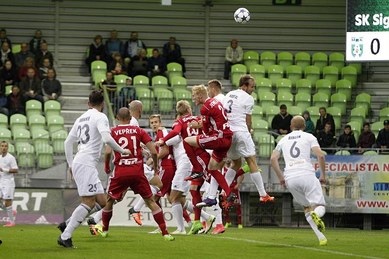 Olomoučtí fotbalisté (v červeném) v sedmém kole HET ligy hráli na hřišti Karviné