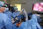 Chirurgové v olomoucké fakultní nemocnici provádějí laparoskopickou operaci s 3D brýlemi