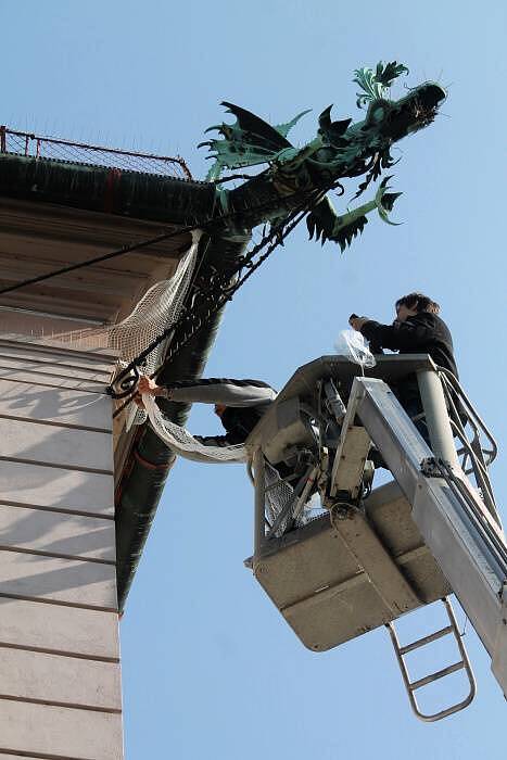 Instalace ochranné sítě kolem římsy olomoucké radnice