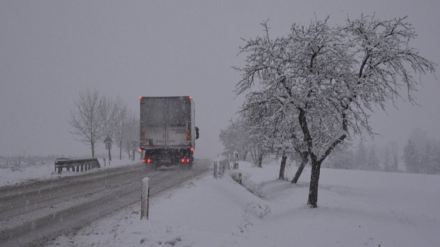 Noční sněžení komplikuje dopravu na Vysočině