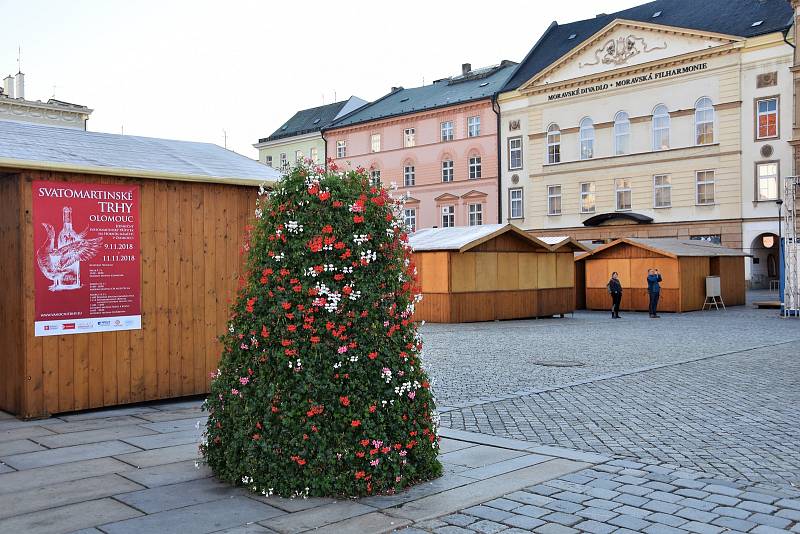 Některé stánky na Dolním a Horním náměstí v Olomouci otevřou už o tomto víkendu, kdy se konají Svatomartinské hody