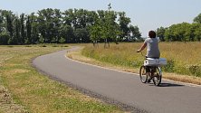 Nová cyklostezka v k rybníkům v Holickém lese vznikne ještě letos. Do budoucna se počítá také s dětských hřištěm, venkovní posilovnou a fitstezkou s in-line okruhem.
