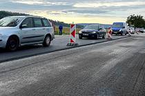 Kolony na tahu Olomouc - Šternberk. ŘSD zahájilo opravu povrchu silnice I/46, u Štarnova se jezdí kyvadlově. 16. září 2022