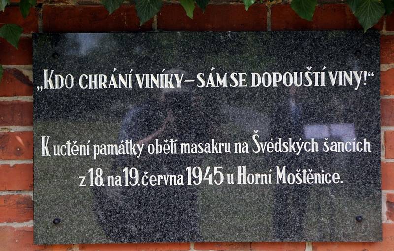 Pietní vzpomínka na 267 zavražděných karpatských Němců v červnu 1945.  Nová pamětní deska připomíná ostatky žen a dětí uložených na olomouckém hřbitově.