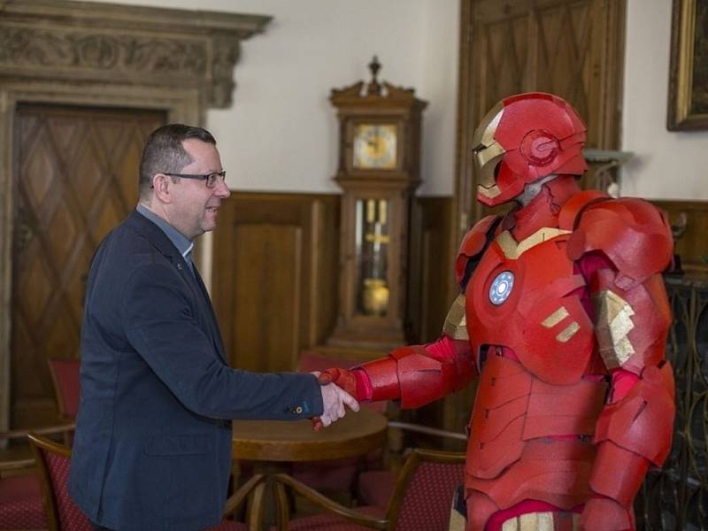 Iron Man na olomoucké radnici při soutěži krásy MissOK 2016.