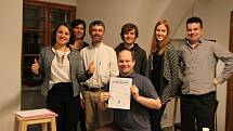 Řečnický klub First Moravian Toastmasters funguje v Olomouci oficiálně už skoro deset let. Cílem kurzů je upevnit řečnické schopnosti člověka a zvýšit jeho profesní sebevědomí.