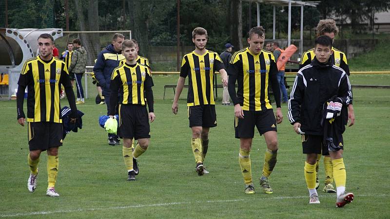 Fotbalisté Nových Sadů (ve žluto-černém) remizovali s Kozlovicemi 1:1.