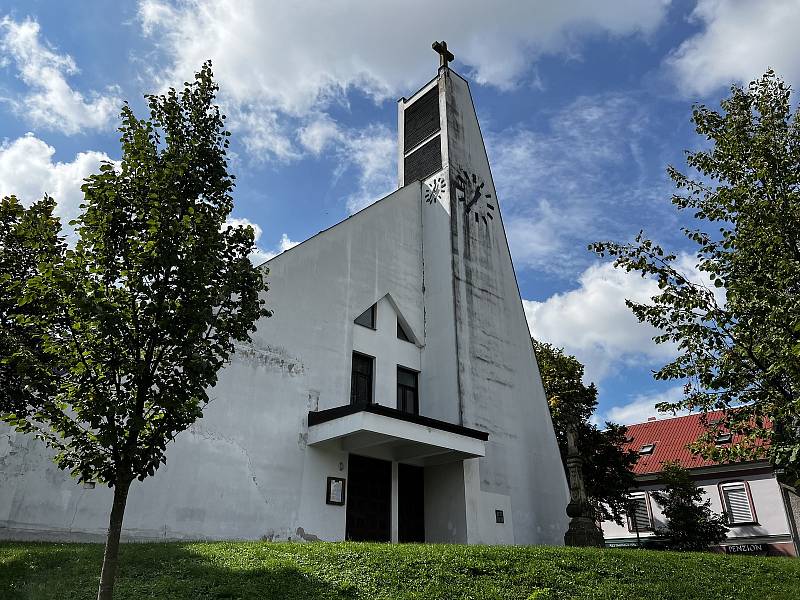 Kostel sv.Jiljí na Lipovém náměstí v Křelově-Břuchotíně, září 2022