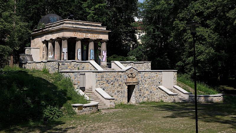 Částečně opravené Jihoslovanské mauzoleum v Bezručových sadech v Olomouci. Květen 2018