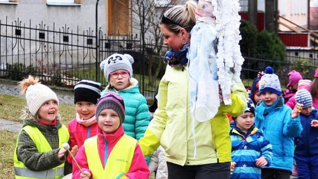 Jaro vítaly v pondělí dopoledne děti z mateřinky v Přáslavicích na Olomoucku. Společně vynášely zimu, kterou si samy vyrobily