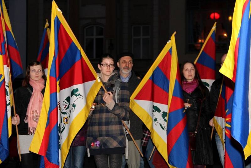 Zapálením svíček a minutou ticha si Olomoučané u radnice připomněli krvavé povstání v Tibetu z 10. března 1959