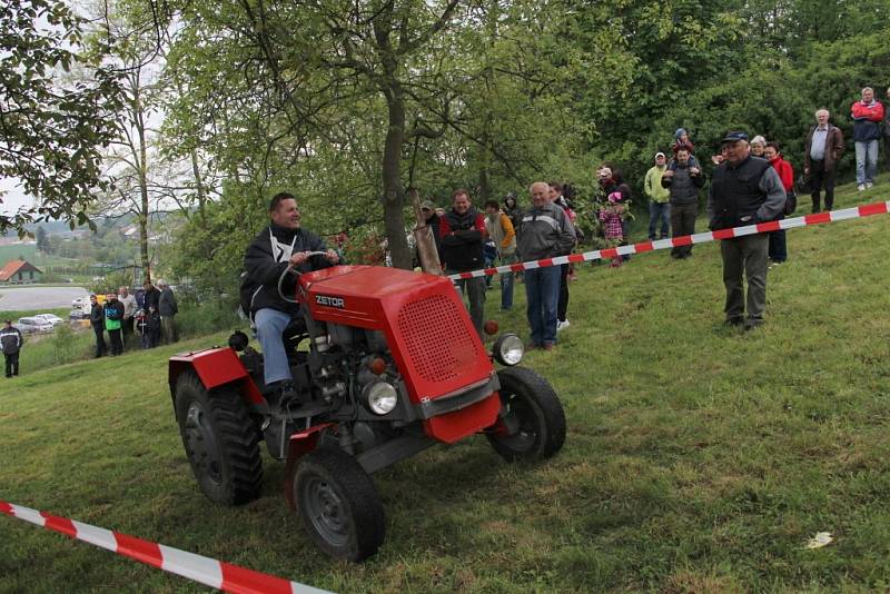 Jezdců se na startovní listině soutěže Traktor cup sešlo sedm. Už tradiční akce je součástí místních hodů.