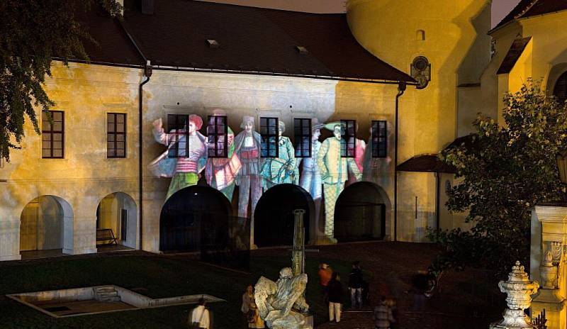 Videomapping na fasádě Arcidiecézního muzea v Olomouci. Festival Vzáří