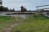 Jedním z míst, kde cyklisté nejčastěji přenášejí kola přes rychlíkovou trať, se nachází u mostku přes Trusovický potok u Černovíra. Právě tudy povede podchod.