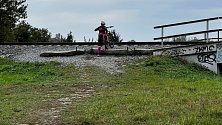 Jedním z míst, kde cyklisté nejčastěji přenášejí kola přes rychlíkovou trať, se nachází u mostku přes Trusovický potok u Černovíra. Právě tudy povede podchod.