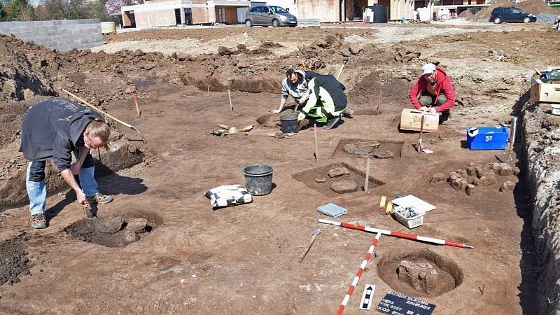 Archeologové ve Slavoníně objevili desítky žárových hrobů. Červen 2022