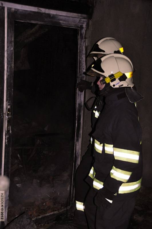 Požár popelnice a přístavku rodinného domu v Dubu nad Moravou