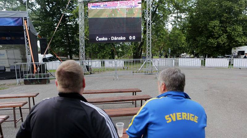 Duel Čechů s Dány ve fanzóně u Androva stadionu v Olomouci