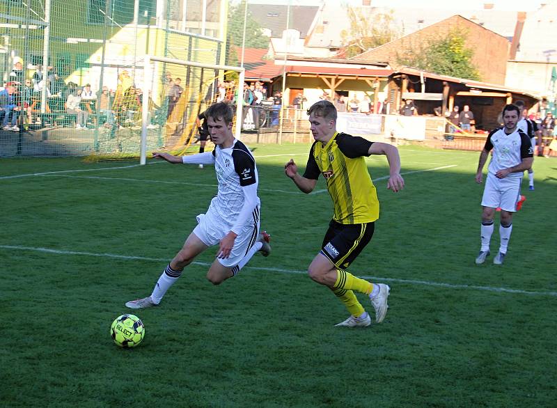 Nové Sady (ve žlutém) prohráli v olomouckém divizním derby s 1. HFK Olomouc doma 3:4.