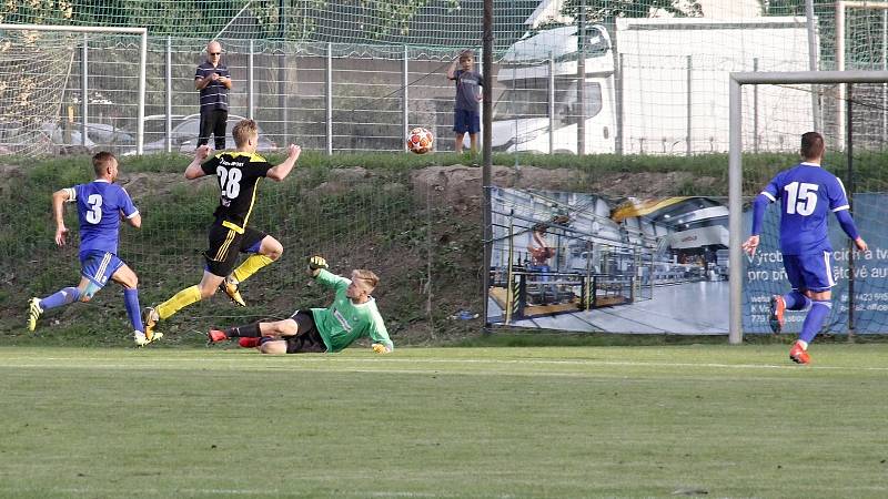 Fotbalisté Nových Sadů (ve žluto-černém) porazili Všechovice 5:0.