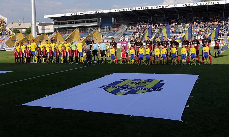 Zahájení pohárového finále Zlín-Opava na Andrově stadionu v Olomouci