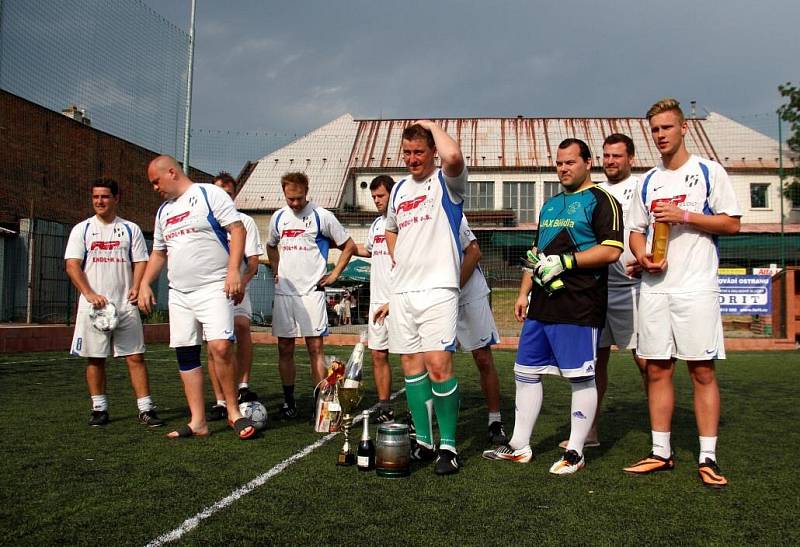 Chelsea Cup 2014 ovládli hráči FC Holice (v bílém).