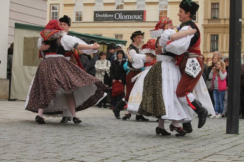 Hanácká svatba na Horním náměstí v Olomouci v podání členů folklorních souborů Klas z Kralic na Hané, Hané a Mladé Hané z Velké Bystřice a také z Hanáckého mužského sboru Rovina.