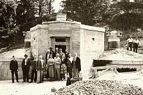 VODOVODNÍ NÁDRŽE. V roce 1932 byly v městském parku na Křížovém vrchu vybudovány vodovodní nádrže, do nichž byla vháněna voda z přečerpávací stanice, kam vtékala samospádem z jímacích pramenů.