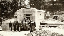 VODOVODNÍ NÁDRŽE. V roce 1932 byly v městském parku na Křížovém vrchu vybudovány vodovodní nádrže, do nichž byla vháněna voda z přečerpávací stanice, kam vtékala samospádem z jímacích pramenů.