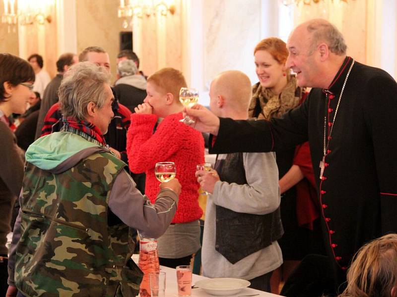 Na osmdesát lidí bez domova usedlo v neděli v Arcibiskupském paláci k obědu s olomouckým arcibiskupem Janem Graubnerem.