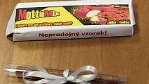MottoMix – tyčinka vyrobená a zabalená týmem Delta – prezentovaná porotě. Na snímku také rulička s jablečným papírem, který se stal součástí zdravé laskominy litovelských vítězů.