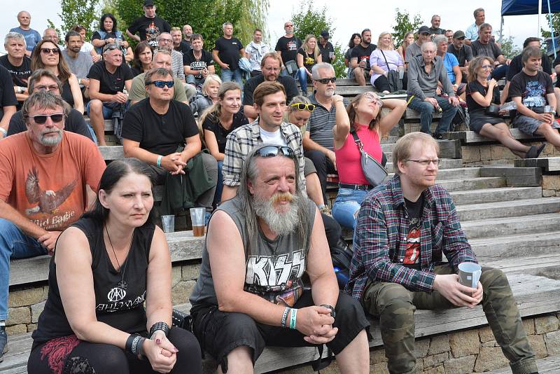 Festival Hanácké Woodstock, který se konal v sobotu odpoledne ve Velké Bystřici, přitáhl davy lidí. Na koncertě Vašo Patejdla se pod pódiem i tančilo.