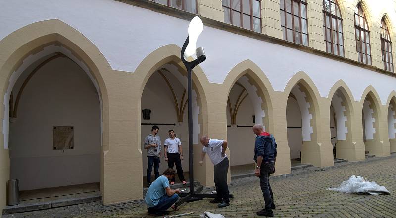 Funkční model neobvyklé lampy lidově zvaný "plácačka" na nádvoří olomoucké radnice. Tyto lampy by mohly vystřídat nynější veřejné osvětlení na Horním náměstí