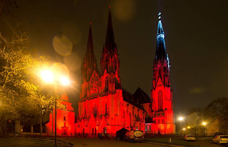 Olomoucká katedrála sv. Václava se rozzářila červeným světlem na připomínku lidí trpících pro víru. 25. listopadu 2020