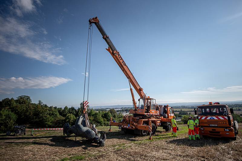 Instalace opravené sochy svatého Kryštofa k dálnici D35 u Olomouce, 12. srpna 2022