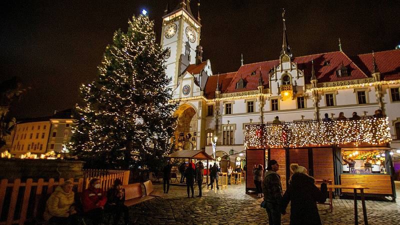 První den vánočních trhů a rozsvícení vánočního stromu v Olomouci, 19. listopadu 2021