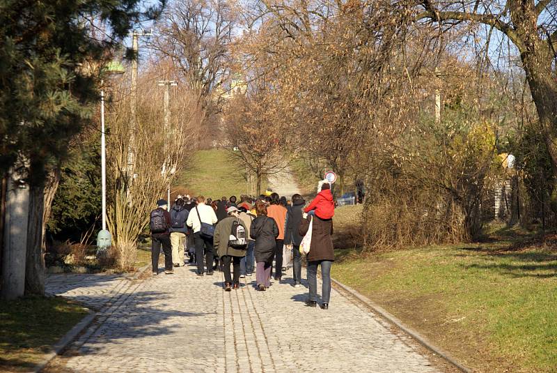 Stovky lidí se vydaly alejí ze Samotišek vstříc bazilice na Svatém Kopečku.