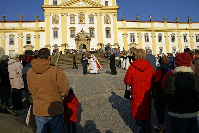 Stovky lidí se vydaly alejí ze Samotišek vstříc bazilice na Svatém Kopečku.