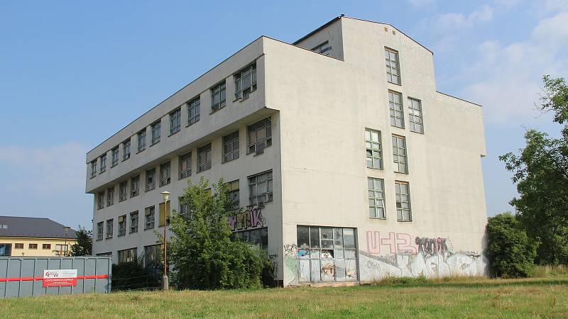 Zchátralá bývalá budova přírodovědecké fakulty v olomoucké čtvrti Hejčín