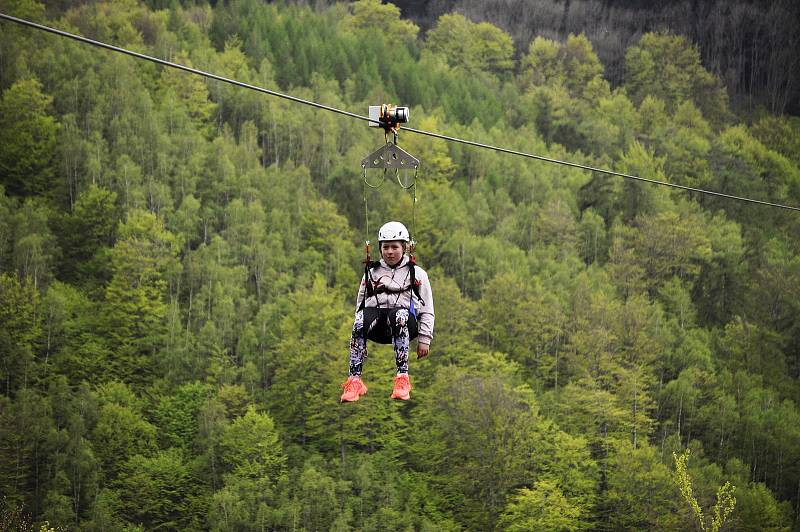 Lanový skluz zipline přes Šumenské údolí ve Sport areálu Klíny v Krušných horách