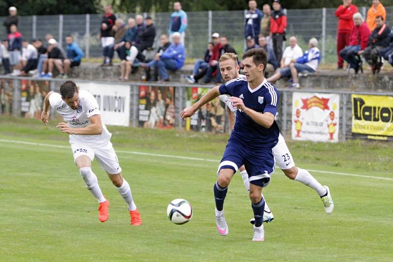 Fotbalisté Uničova (v modrém) podlehli ve druhém kole českého poháru 1:3 prvoligovému Slovácku