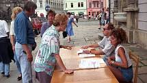 Olomouc, 14. července 1997. Registrace obyvatel potřebujících pomoc na Horním náměstí