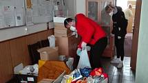 Dobrovolníci v izolované Litovli roznáší lidem jídlo i roušky