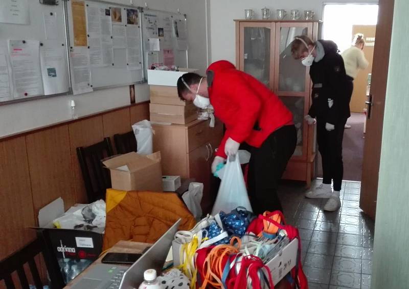 Dobrovolníci v izolované Litovli roznáší lidem jídlo i roušky