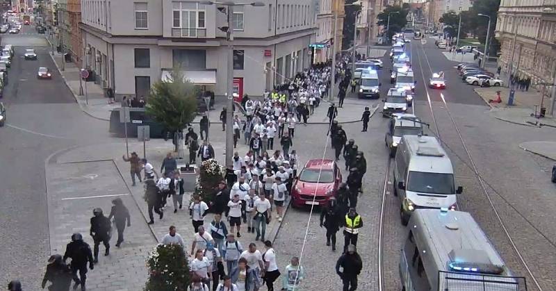 Policisté doprovázejí fanoušky Baníku od olomouckého nádraží na Andrův stadion, 17. září 2021