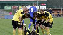 FK Nové Sady (ve žlutém) remizoval s Hranicemi 1:1.