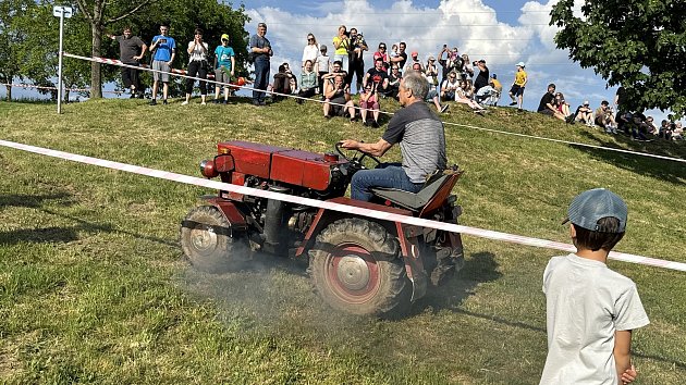 Napínavý Traktor Cup bavil zástupy na hodech v Krčmani