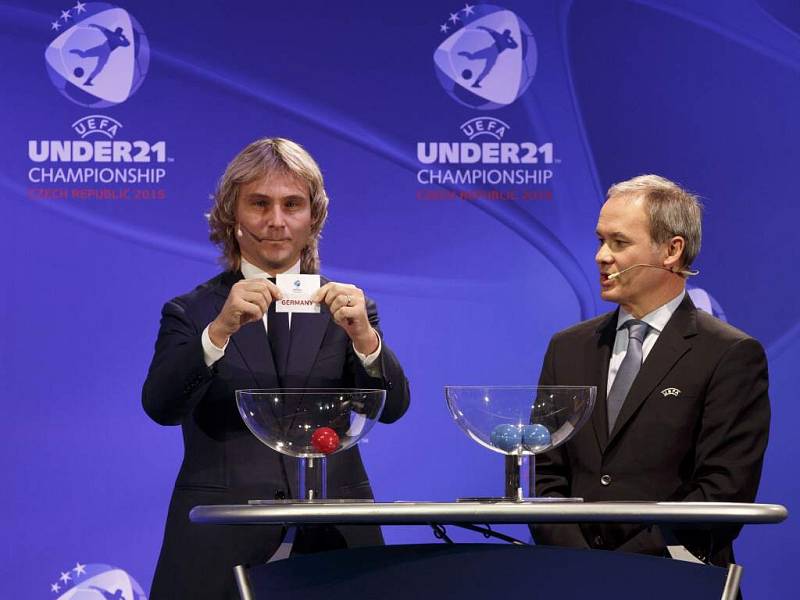 Pavel Nedvěd při losování ME U21, které se v roce 2015 bude hrát v Praze, Olomouci a Uherském Hradišti