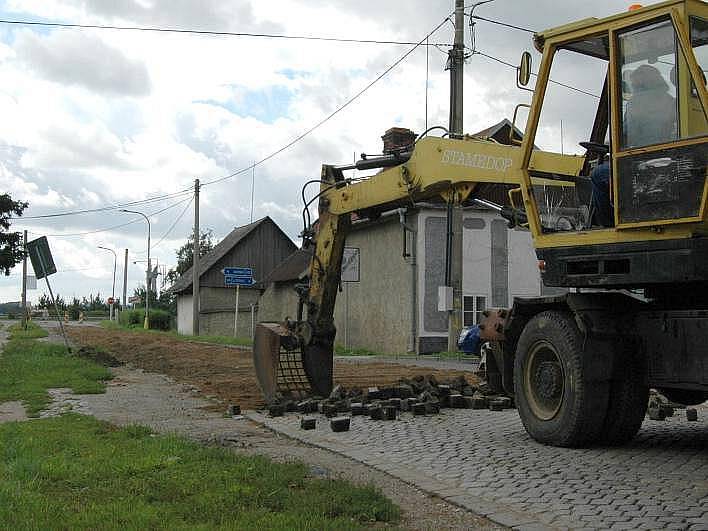 Oprava průjezdové cesty Náklem