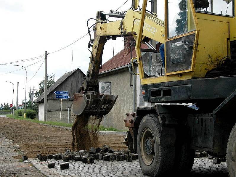 Oprava průjezdové cesty Náklem